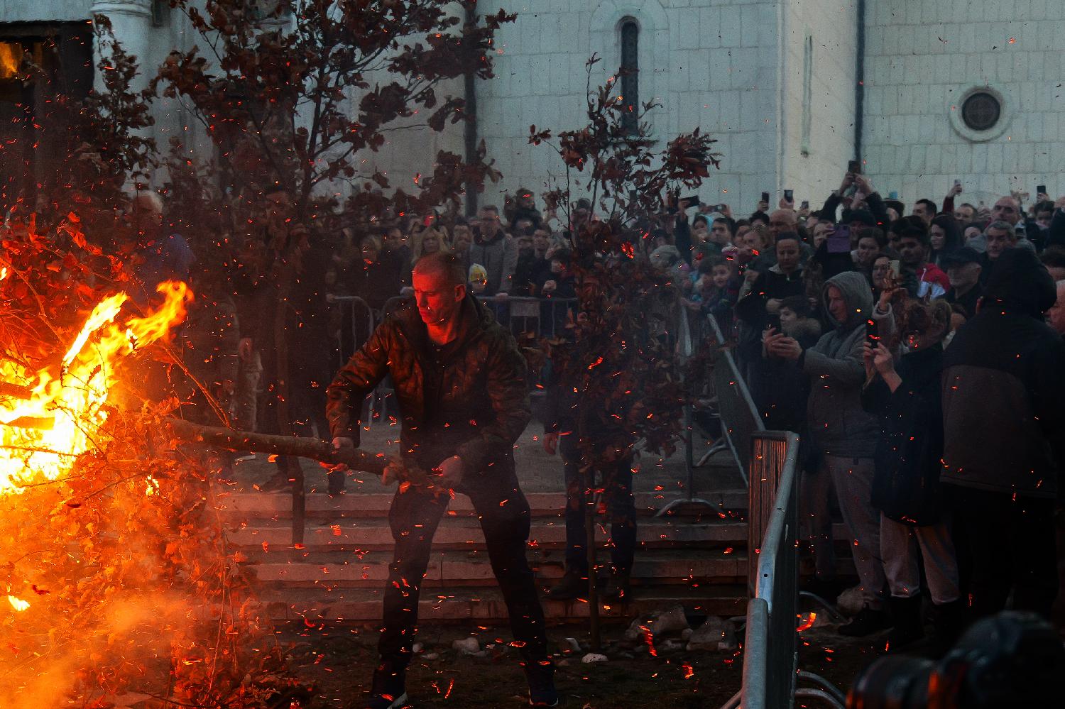 Image for Upaljen badnjak ispred Hrama