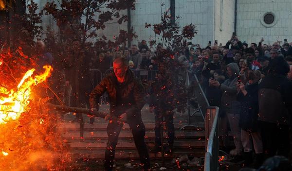 Image for Upaljen badnjak ispred Hrama