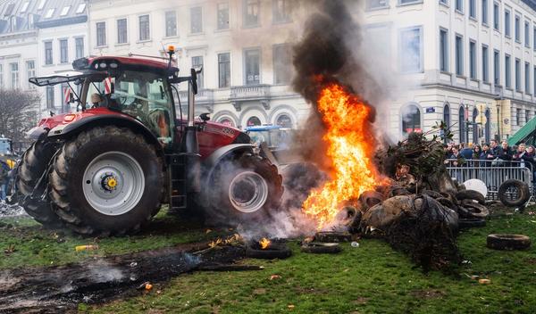 Image for Policija bacila suzavac na poljoprivrednike u Briselu