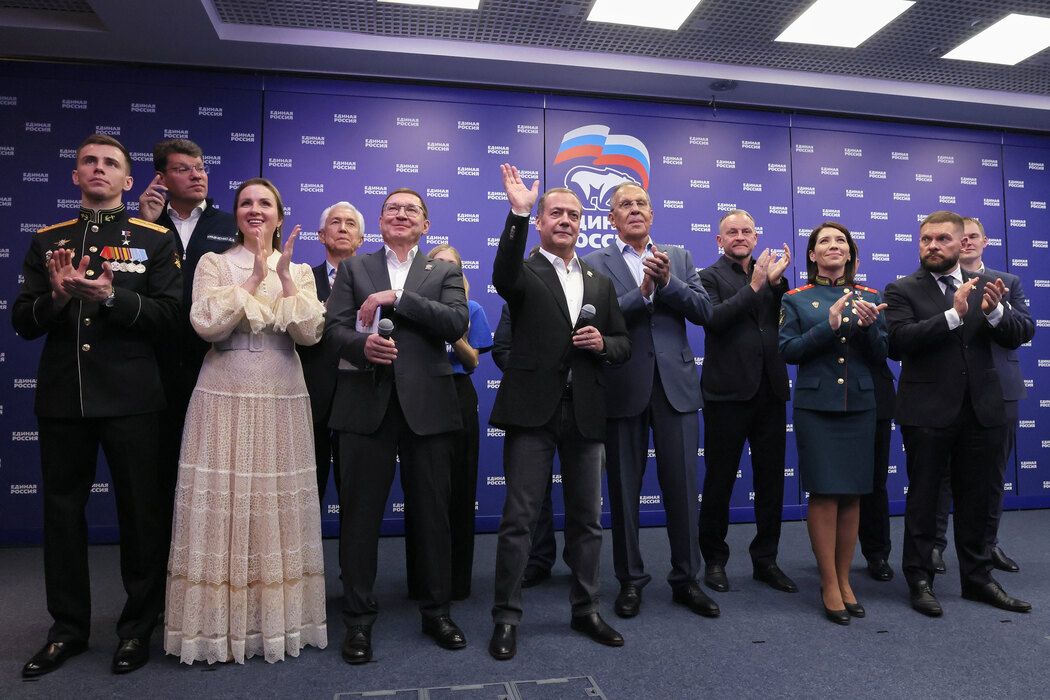 Među te četiri stranke su, pored Jedinstvene Rusije, i Komunistička partija Ruske Federacije, Liberalno-demokratska partija Rusije i Novi ljudi