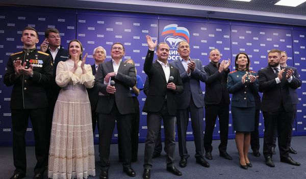 Među te četiri stranke su, pored Jedinstvene Rusije, i Komunistička partija Ruske Federacije, Liberalno-demokratska partija Rusije i Novi ljudi