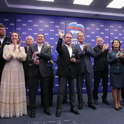 Među te četiri stranke su, pored Jedinstvene Rusije, i Komunistička partija Ruske Federacije, Liberalno-demokratska partija Rusije i Novi ljudi