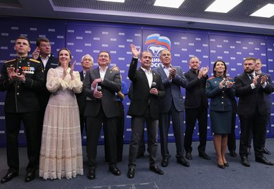 Među te četiri stranke su, pored Jedinstvene Rusije, i Komunistička partija Ruske Federacije, Liberalno-demokratska partija Rusije i Novi ljudi