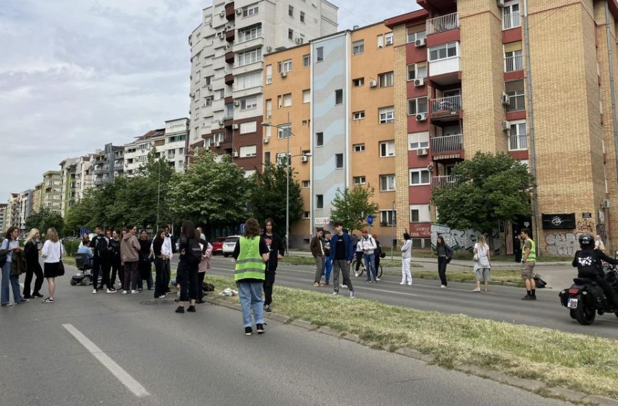 Image for Maturanti blokirali raskrsnicu