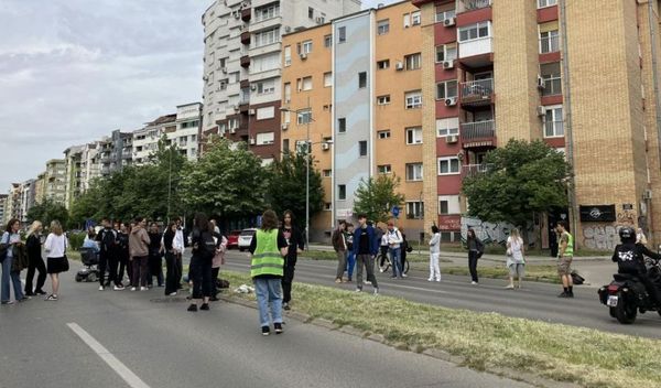 Image for Maturanti blokirali raskrsnicu