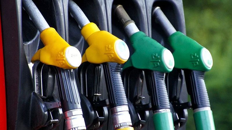 Privremeni iznosi akciza za olovni benzin iznosiće 68,90 dinara po litaru, bezolovni benzin 64,80 dinara po litaru i za gasna ulja (dizel) 66,64 dinara po litaru