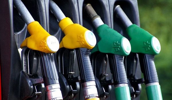 Privremeni iznosi akciza za olovni benzin iznosiće 68,90 dinara po litaru, bezolovni benzin 64,80 dinara po litaru i za gasna ulja (dizel) 66,64 dinara po litaru