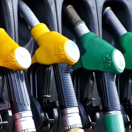 Privremeni iznosi akciza za olovni benzin iznosiće 68,90 dinara po litaru, bezolovni benzin 64,80 dinara po litaru i za gasna ulja (dizel) 66,64 dinara po litaru