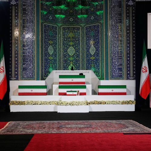 Telo ubijenog iranskog vrhovnog vođe ajatolaha Alija Hamneija dopremljeno je danas u teheranski verski kompleks Velika Mosala uoči početka višednevnih pogrebnih ceremonija