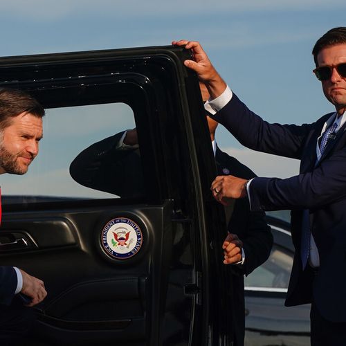 Među agentima je izazvalo negodovanje korišćenje vojnog helikoptera "Marine One" za prevoz Vensovog sina na čas golfa u zajedničkoj bazi Endruz