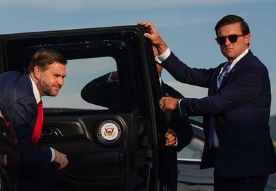 Među agentima je izazvalo negodovanje korišćenje vojnog helikoptera "Marine One" za prevoz Vensovog sina na čas golfa u zajedničkoj bazi Endruz