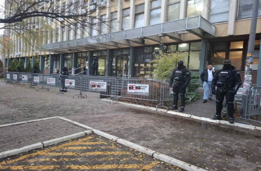 Image for Blokade nema, policija čuva sud