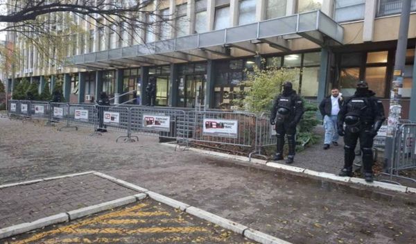 Image for Blokade nema, policija čuva sud