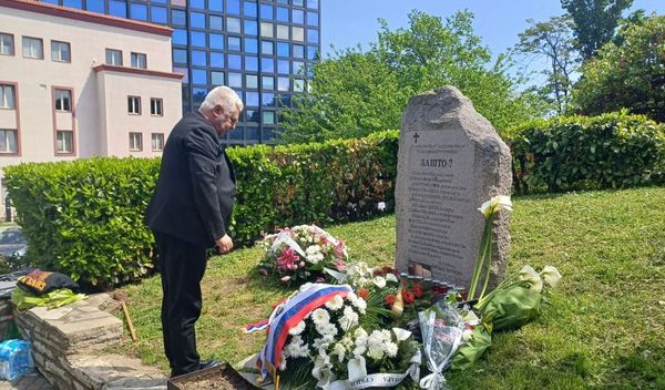 Image for Venac kod spomenika "Zašto"