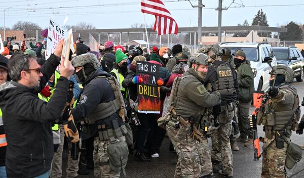 Image for Napeto u Mineapolisu nakon što je agent antiimigracione službe ICE ubio jednu ženu