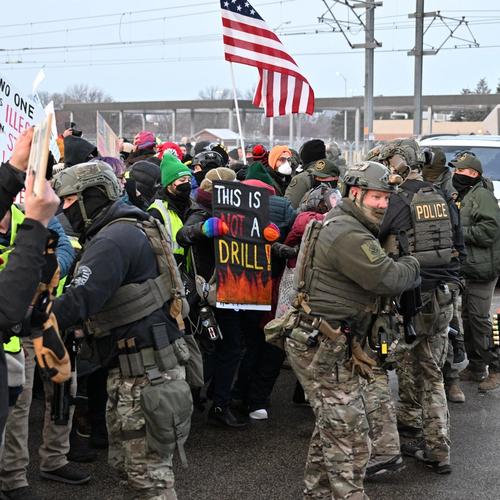 Image for Napeto u Mineapolisu nakon što je agent antiimigracione službe ICE ubio jednu ženu