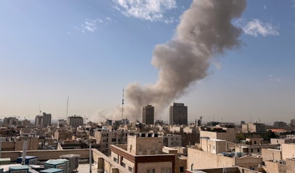 Udari su izvedeni na više lokacija u Teheranu, uključujući kvart Pasteur, gde se nalazi kompleks rezidencije i kancelarije vrhovnog vođe Ali Hamneija