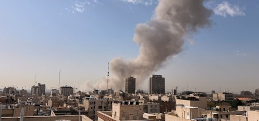 Udari su izvedeni na više lokacija u Teheranu, uključujući kvart Pasteur, gde se nalazi kompleks rezidencije i kancelarije vrhovnog vođe Ali Hamneija