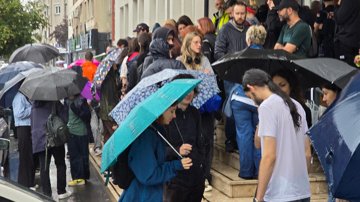 Image for Skup ispred policijske stanice