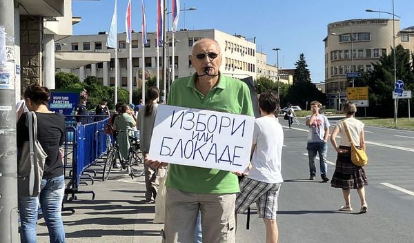 Image for Građani pred Skupštinom