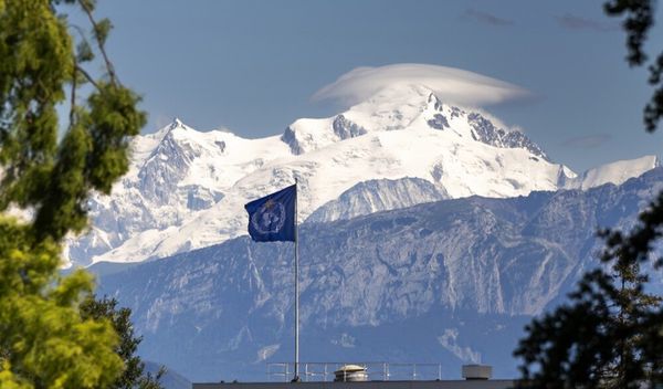 U saopštenju se navodi da su planinari muškarac i žena poginuli kada je na njih pala odronjena stena sa grebena Kufner na Monblanu na granici između Francuske i Italije