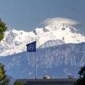 U saopštenju se navodi da su planinari muškarac i žena poginuli kada je na njih pala odronjena stena sa grebena Kufner na Monblanu na granici između Francuske i Italije