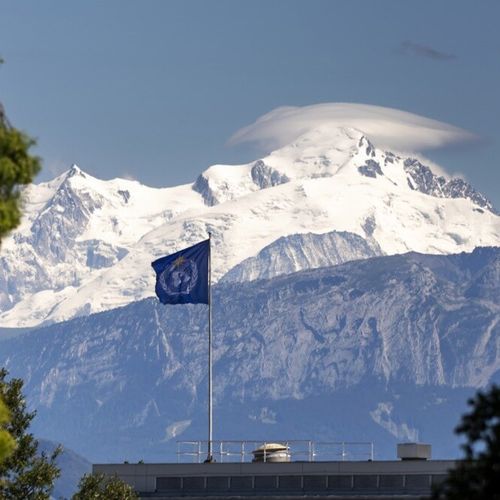 U saopštenju se navodi da su planinari muškarac i žena poginuli kada je na njih pala odronjena stena sa grebena Kufner na Monblanu na granici između Francuske i Italije