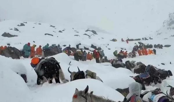 Image for Stotine planinara zarobljeno na Everestu u nanosima snega