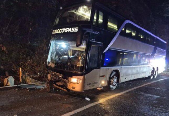 Prema prvim informacijama sa terena, policija pretpostavlja da se stena odronila na autobus koji je prevozio učenike podgoričkih osnovnih škola 