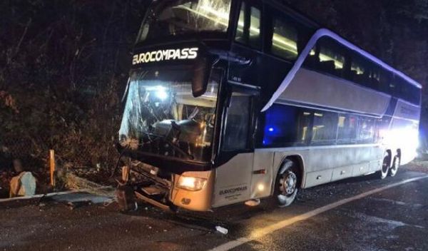 Prema prvim informacijama sa terena, policija pretpostavlja da se stena odronila na autobus koji je prevozio učenike podgoričkih osnovnih škola