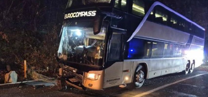 Prema prvim informacijama sa terena, policija pretpostavlja da se stena odronila na autobus koji je prevozio učenike podgoričkih osnovnih škola