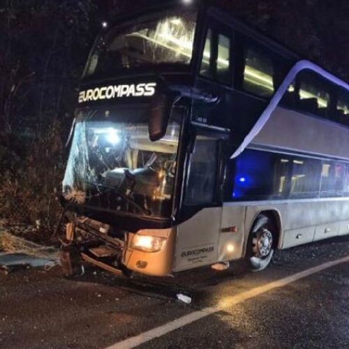 Prema prvim informacijama sa terena, policija pretpostavlja da se stena odronila na autobus koji je prevozio učenike podgoričkih osnovnih škola