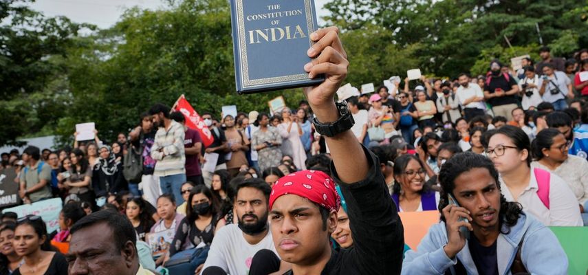 Policija je upotrebila suzavac i palice kako bi rasterala okupljene demonstrante kod centralnog dela Nju Delhija, javlja BBC