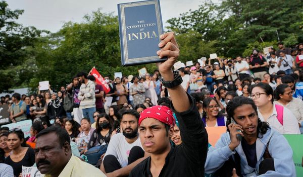 Policija je upotrebila suzavac i palice kako bi rasterala okupljene demonstrante kod centralnog dela Nju Delhija, javlja BBC