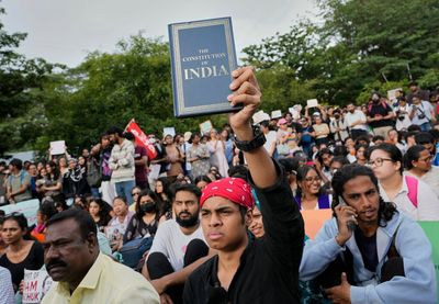 Policija je upotrebila suzavac i palice kako bi rasterala okupljene demonstrante kod centralnog dela Nju Delhija, javlja BBC