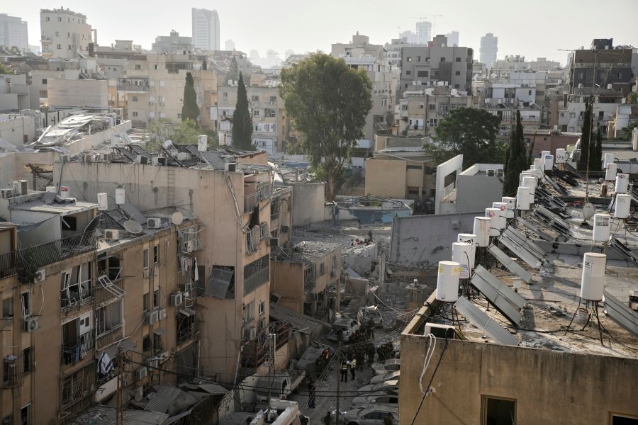 Image for Svet napušta Iran i Izrael