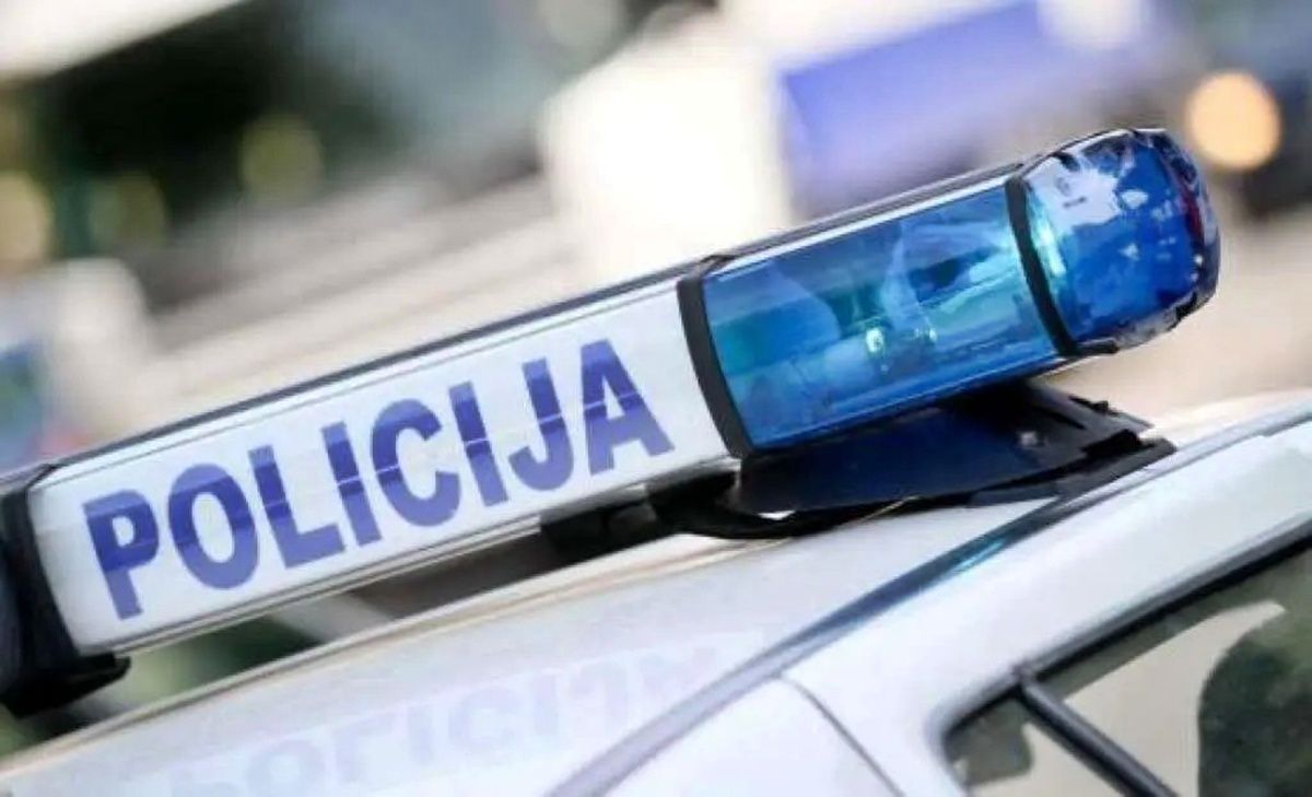Prilikom pregleda u vozilima su pronađene teleskopske i drvene palice, kao i kape za maskiranje, fantomke, koje je policija oduzela, a osumnjičene osobe su uhapšene.