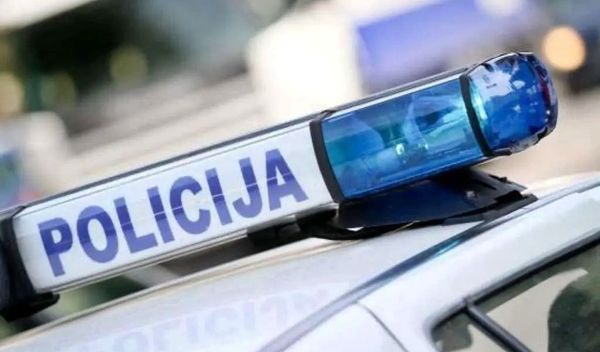 Prilikom pregleda u vozilima su pronađene teleskopske i drvene palice, kao i kape za maskiranje, fantomke, koje je policija oduzela, a osumnjičene osobe su uhapšene.
