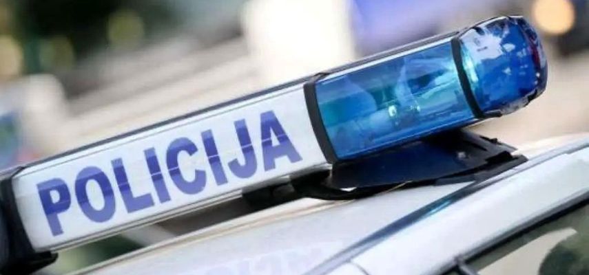 Prilikom pregleda u vozilima su pronađene teleskopske i drvene palice, kao i kape za maskiranje, fantomke, koje je policija oduzela, a osumnjičene osobe su uhapšene.