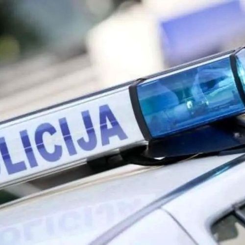 Prilikom pregleda u vozilima su pronađene teleskopske i drvene palice, kao i kape za maskiranje, fantomke, koje je policija oduzela, a osumnjičene osobe su uhapšene.