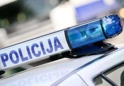 Prilikom pregleda u vozilima su pronađene teleskopske i drvene palice, kao i kape za maskiranje, fantomke, koje je policija oduzela, a osumnjičene osobe su uhapšene.