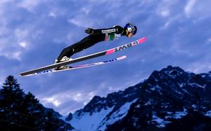 Image for Kobajaši pobedio u ski skokovima u Engelbergu i prekinuo niz od pet trijumfa Domena Prevca