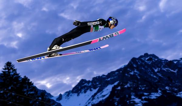 Image for Kobajaši pobedio u ski skokovima u Engelbergu i prekinuo niz od pet trijumfa Domena Prevca