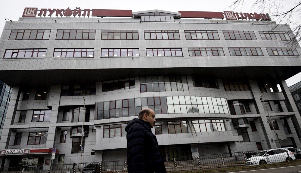Dozvola važi do 00.01 po vremenu istočne obale SAD 25. jula 2026. godine, pod uslovom da je izvršenje svakog takvog ugovora izričito uslovljeno dobijanjem posebnog odobrenja Kancelarije za kontrolu strane imovine