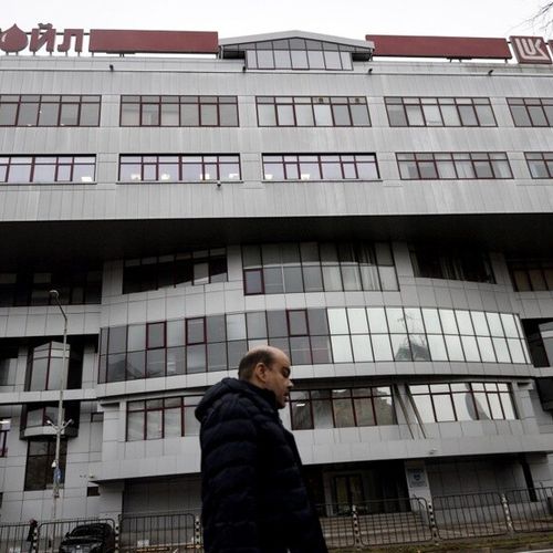 Dozvola važi do 00.01 po vremenu istočne obale SAD 25. jula 2026. godine, pod uslovom da je izvršenje svakog takvog ugovora izričito uslovljeno dobijanjem posebnog odobrenja Kancelarije za kontrolu strane imovine