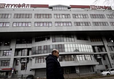 Dozvola važi do 00.01 po vremenu istočne obale SAD 25. jula 2026. godine, pod uslovom da je izvršenje svakog takvog ugovora izričito uslovljeno dobijanjem posebnog odobrenja Kancelarije za kontrolu strane imovine