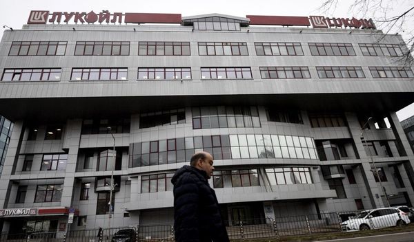 Dozvola važi do 00.01 po vremenu istočne obale SAD 25. jula 2026. godine, pod uslovom da je izvršenje svakog takvog ugovora izričito uslovljeno dobijanjem posebnog odobrenja Kancelarije za kontrolu strane imovine