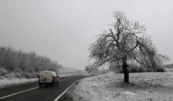 Image for Na području Lučana, Gornjeg Milanovca i Čačka, više hiljada građana bez struje zbog snega