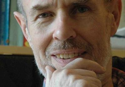 Autor britanskog porekla, koji je najveći deo profesionalnog veka proveo u Beogradu, izgradio je opus koji i danas deluje iznenađujuće savremeno