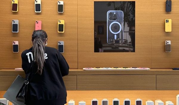 Uspeh ajfona Duo mogao bi da ima veliki uticaj na tržišnu nišu u kojoj konkurenti poput Samsunga i Huaveija već godinama prodaju premijum uređaje